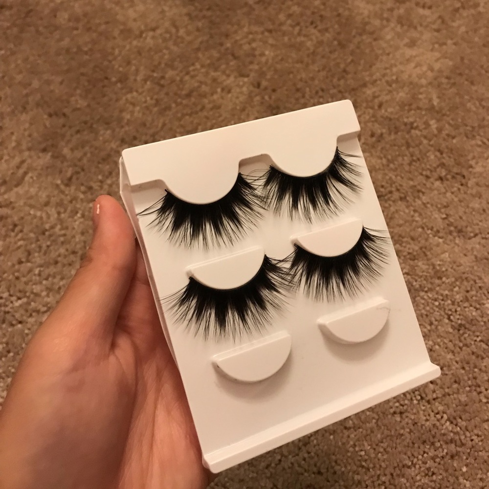 Dramatic lashes - Picture 2 of 2